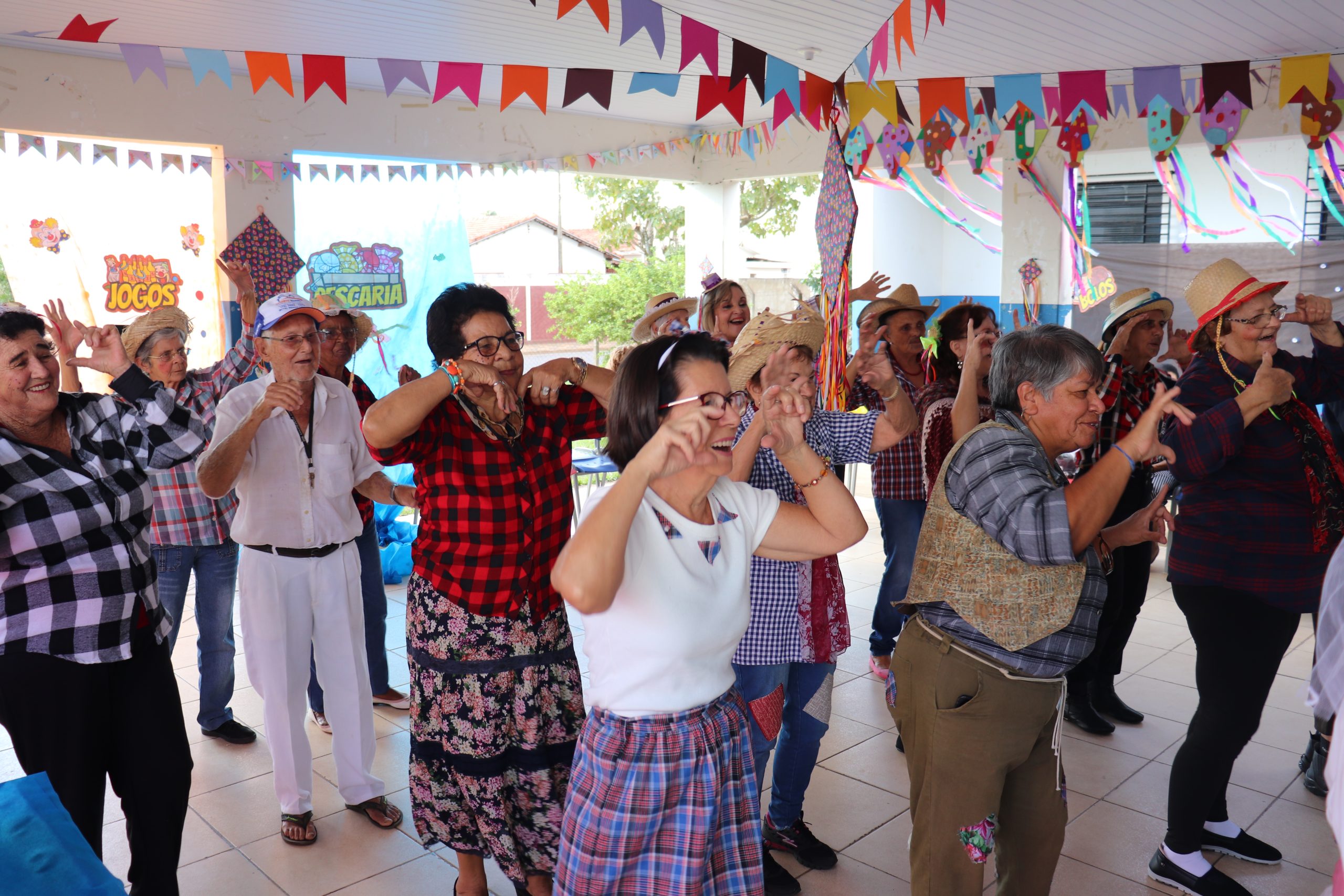 Integrantes Do Projeto Da Primeira A Melhor Idade Participam De Festa