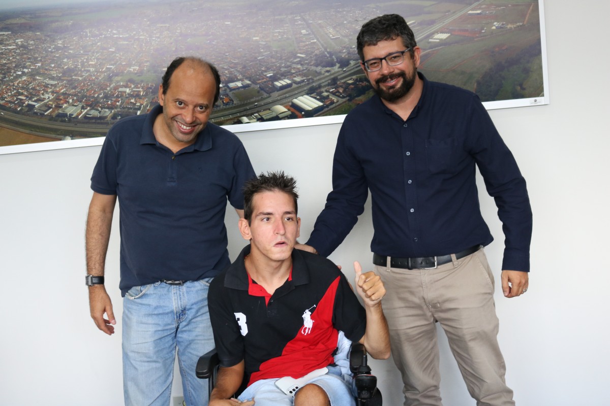 Prefeito recebe jovem em seu gabinete - Prefeitura Municipal de Aguaí