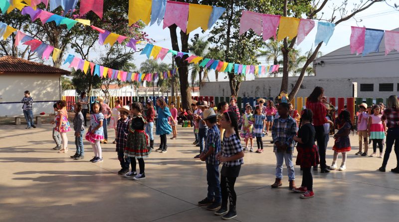 Escolas municipais realizam Festas Juninas